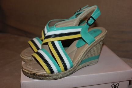 Босоножки на танкетке