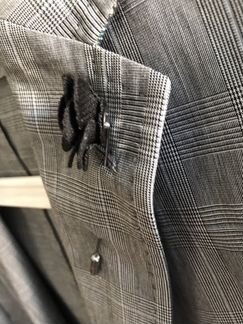 Булавка в лацкан пиджака чёрный цветок Hugo Boss