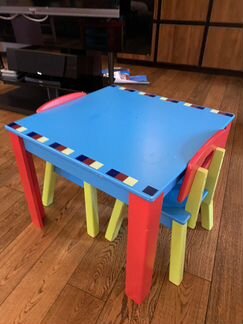 Деревянный стол, 2 стула, мольберт