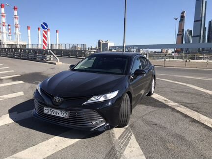 Водитель на своём Тойота Камри