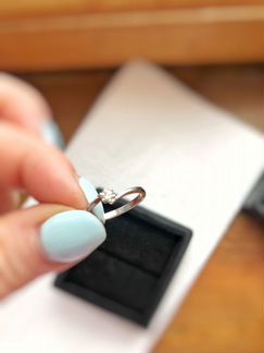 Кольцо из белого золота с бриллиантом