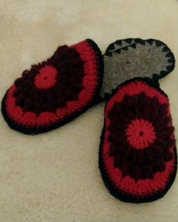 Домашние тапочки вязанные крючком