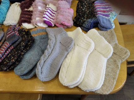 Шерстяные носки вязаные и повязки на голову