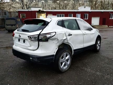 Nissan Qashqai 2.0 CVT, 2018, битый, 30 000 км