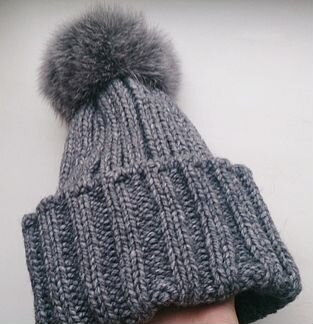 Шапка новая серая с помпоном натур. Мех