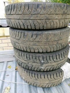 Продам зимнюю резину Bridgestone 215 /70 /16