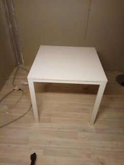 Стол на металлических ножках