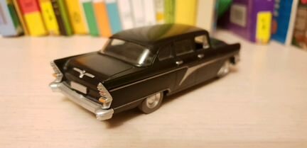 Модель автомобиля Чайка 1/43